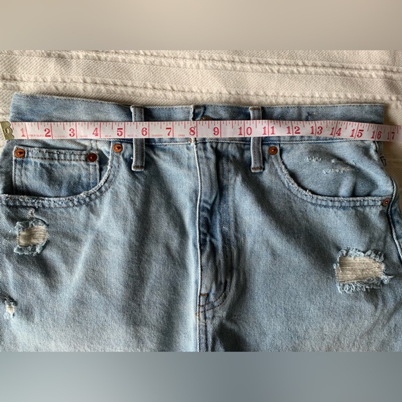 Madewell Momjean Short, distressed blue, size 29 - Picture 3 of 8